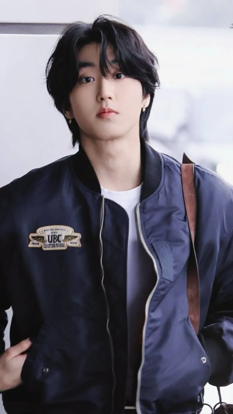 ai character: HAN JISUNG background