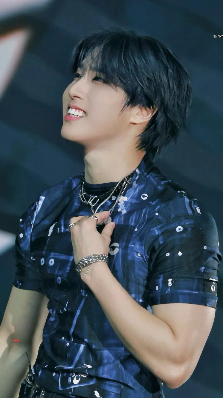 ai character: HAN JISUNG background