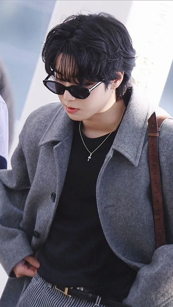 ai character: HAN JISUNG background
