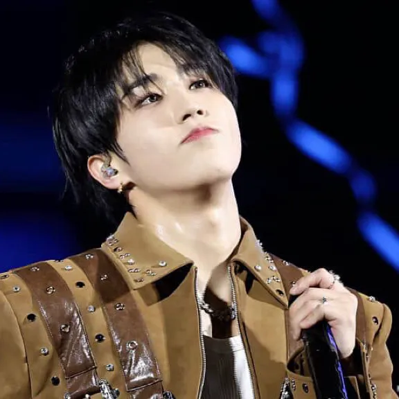 chat with ai character: HAN JISUNG