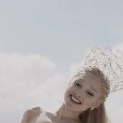 chat with ai character: glinda the good