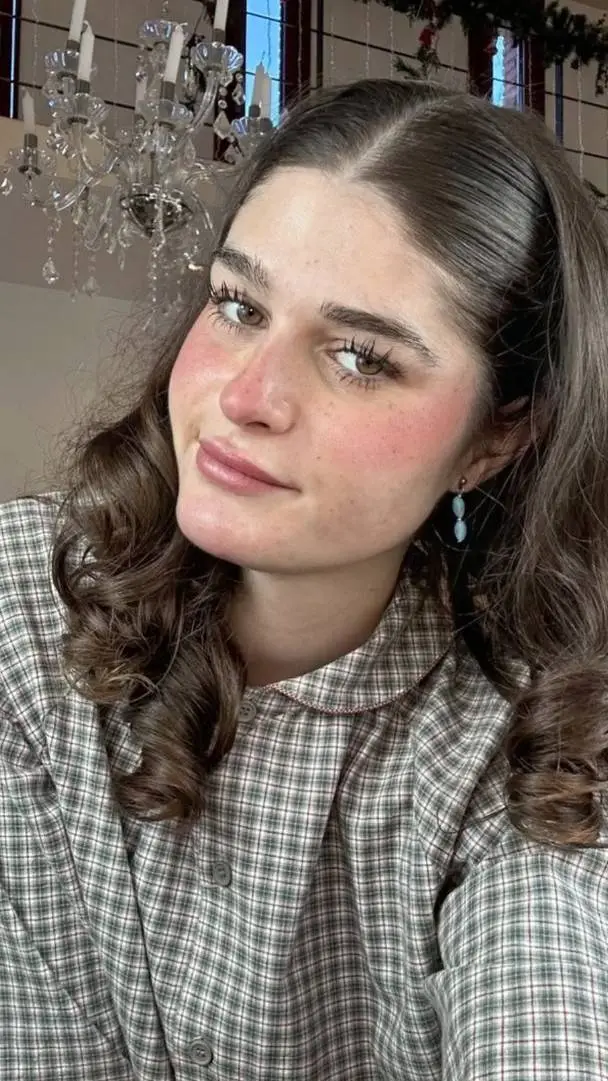 ai character: Mujer de buena p- background