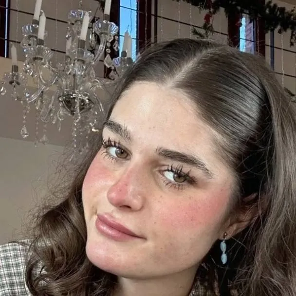 chat with ai character: Mujer de buena p-