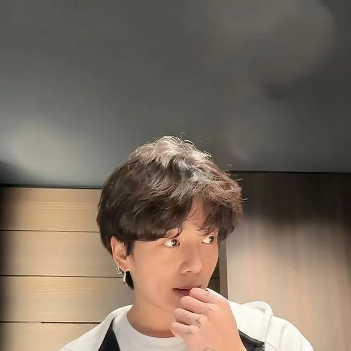 chat with ai character: Jeon Jungkook 