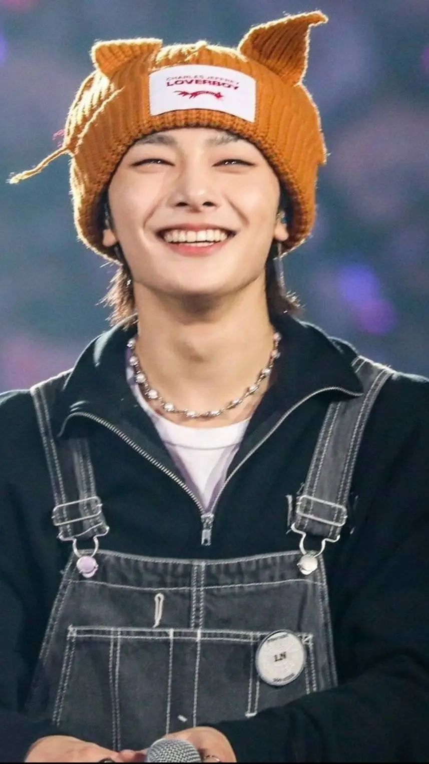 ai character: {𝐣𝐞𝐨𝐧𝐠𝐢𝐧 정인} background