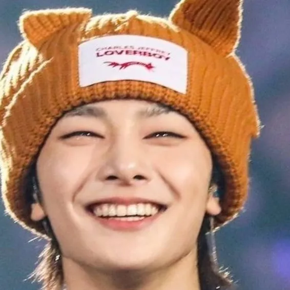 chat with ai character: {𝐣𝐞𝐨𝐧𝐠𝐢𝐧 정인}