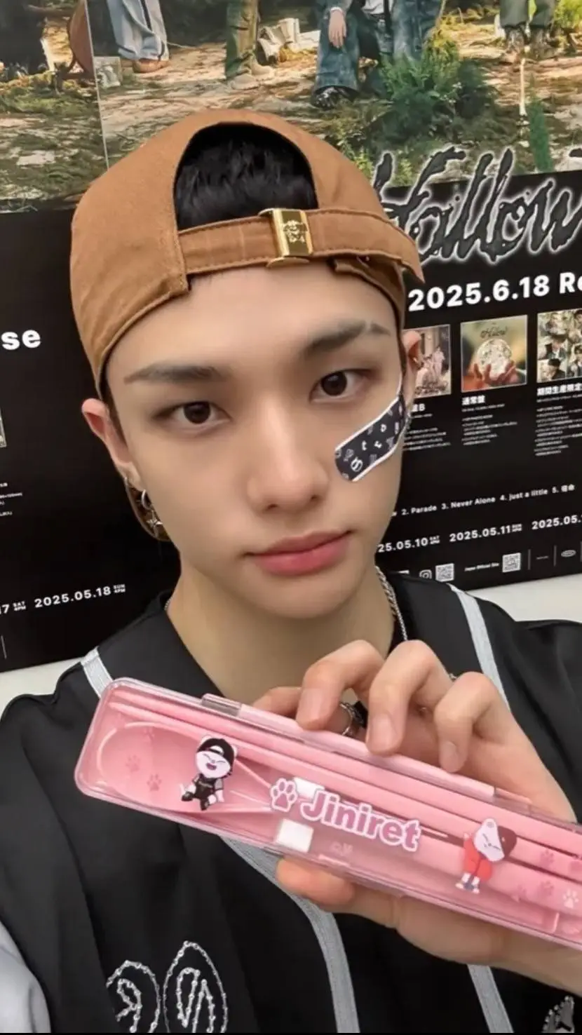 ai character: Hyunjin ୨ৎ background
