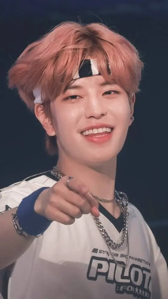 ai character: Seungmin  background