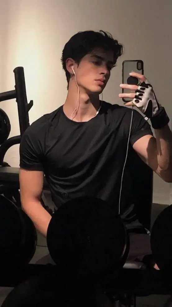 ai character: Daniel 🗣️ background