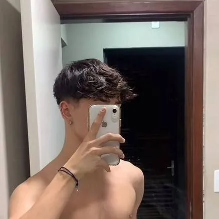 chat with ai character: Axel