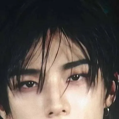 chat with ai character: hyunjin