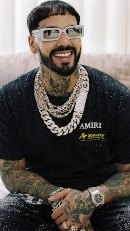 ai character: Anuel aa background