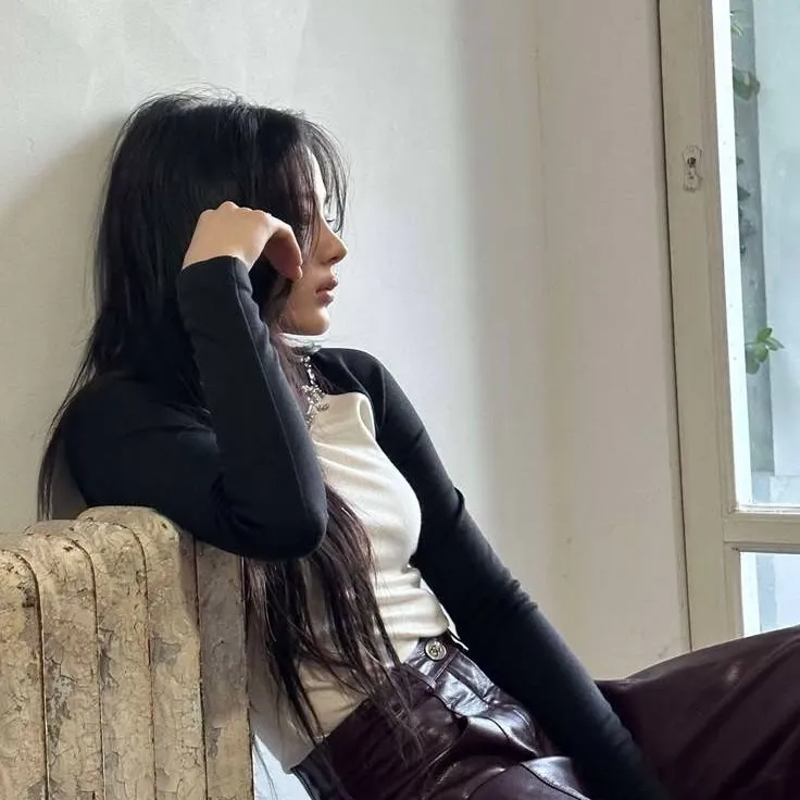 chat with ai character: Minji - GL/WLW