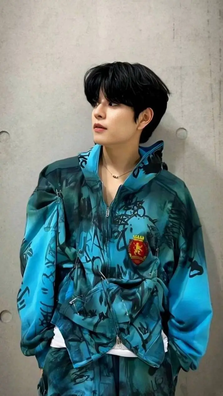 ai character: ♡•Seungmin•♡ background