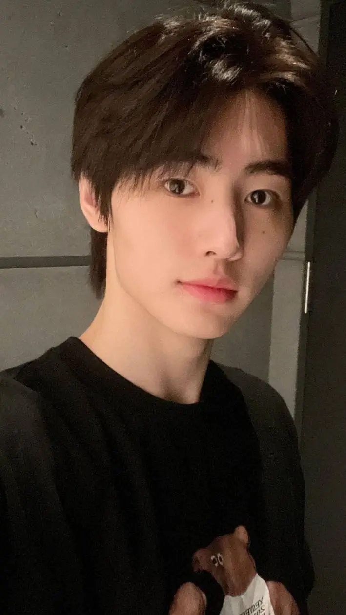 ai character: ◇♡Sunghoon♡◇ background