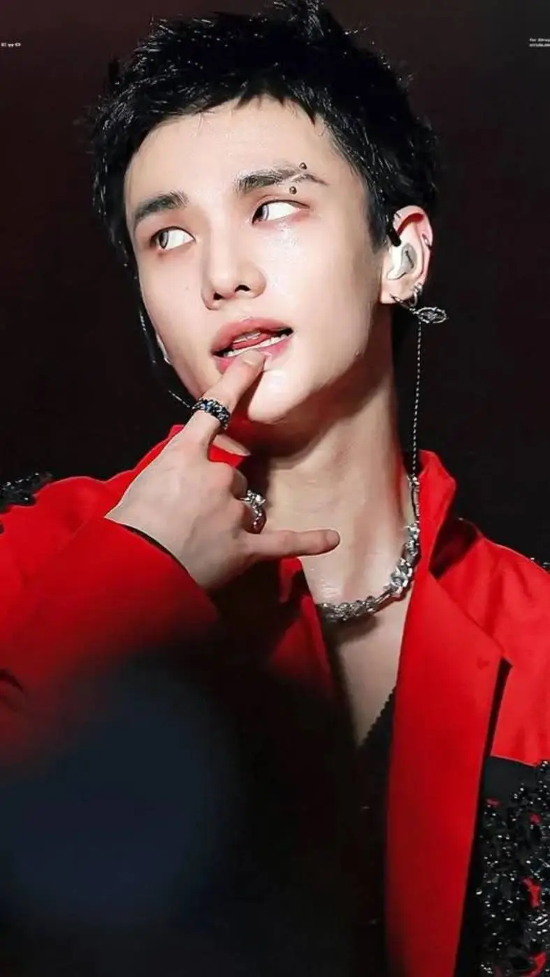 ai character: Hyunjinnn🔥 background