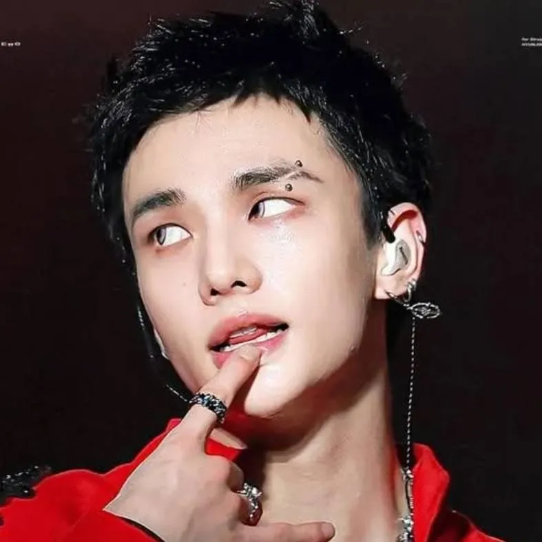 chat with ai character: Hyunjinnn🔥