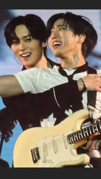 ai character: Minsung 💚💕 background