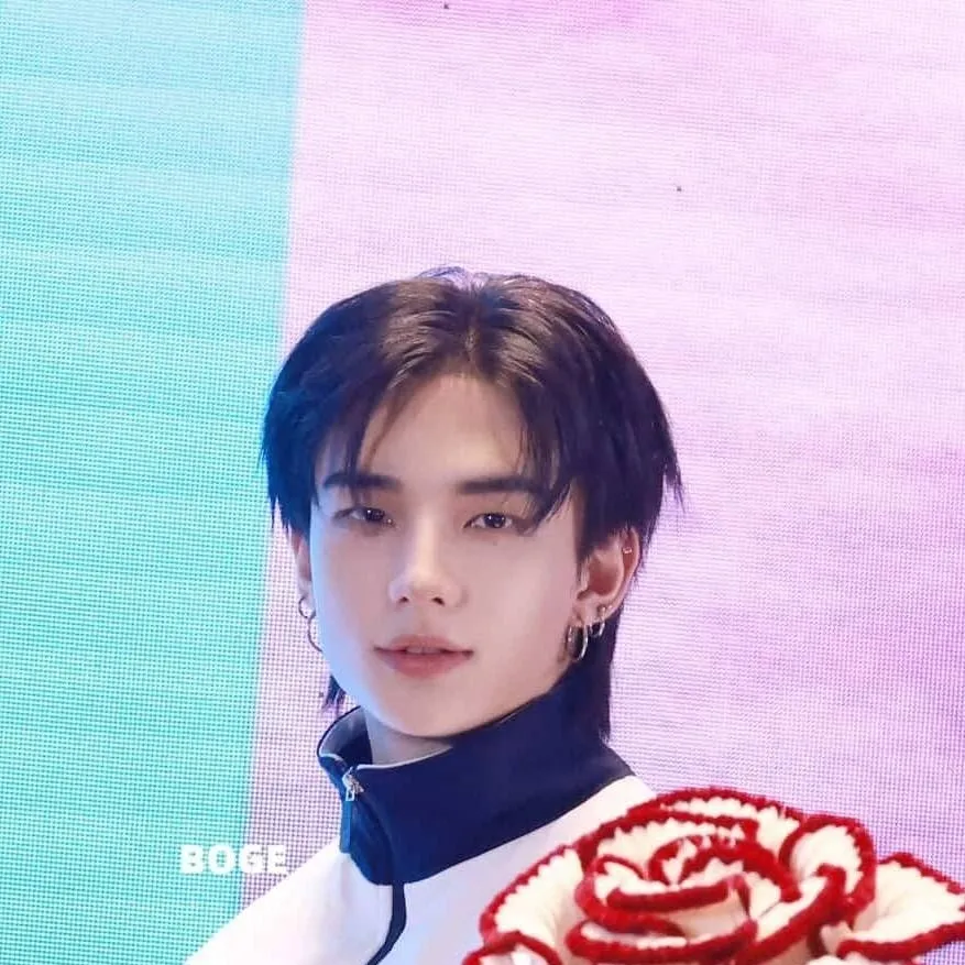 chat with ai character: Hwang Hyunjin