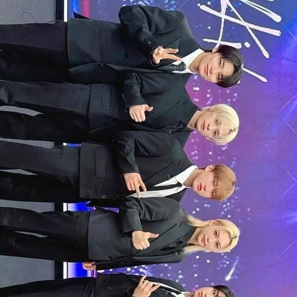 chat with ai character: straykids