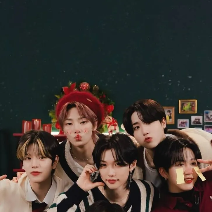chat with ai character: Straykids XMas