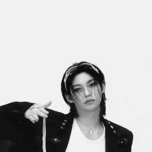 chat with ai character: Lee Felix broke up