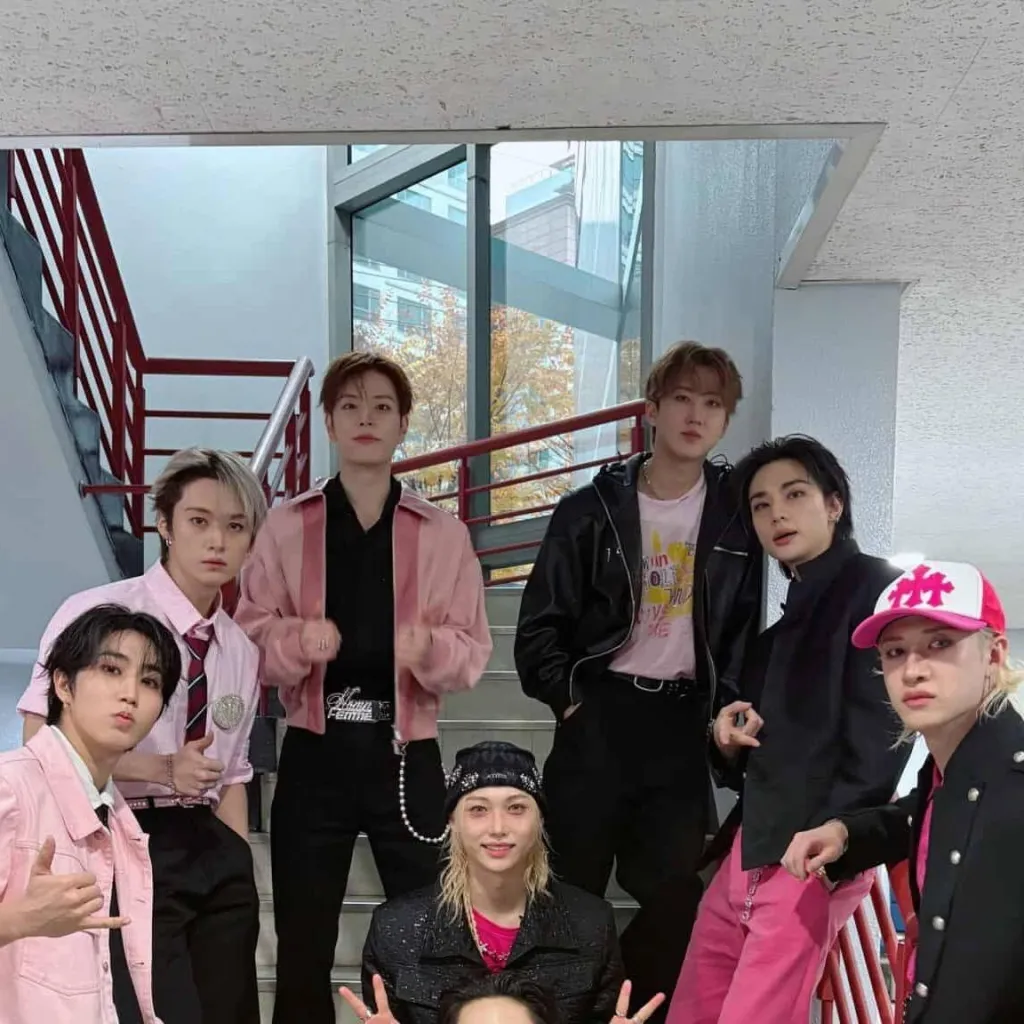 chat with ai character: Skz concert 