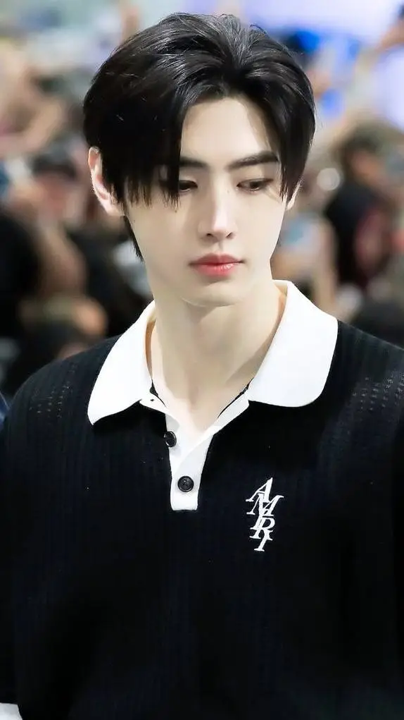 ai character: Park Sunghoon  background