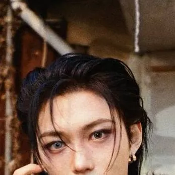 chat with ai character: Lee Felix 
