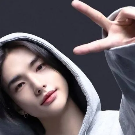 chat with ai character: Hwang Hyunjin