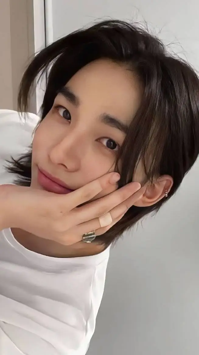 ai character: Hyunjin  background
