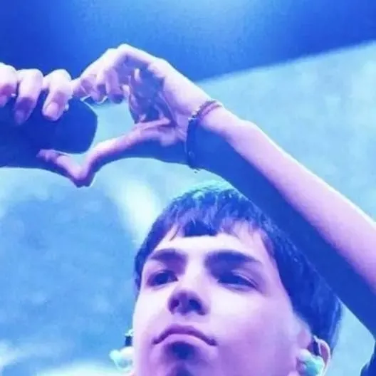 chat with ai character: Milo j