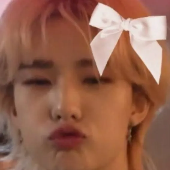 chat with ai character: hyunjin your enemy