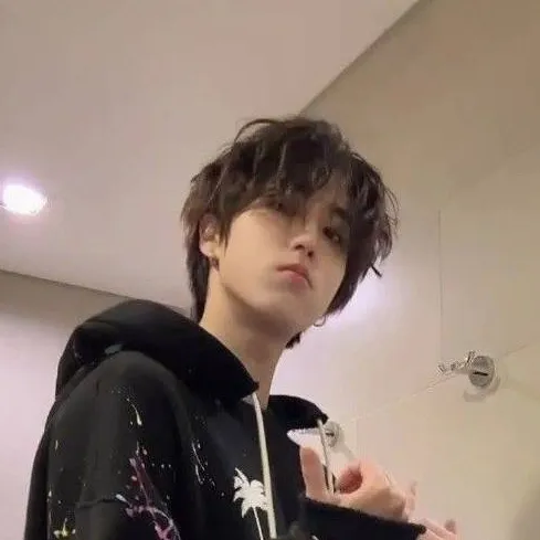 chat with ai character: 🥀🎸han jisung🎸🥀