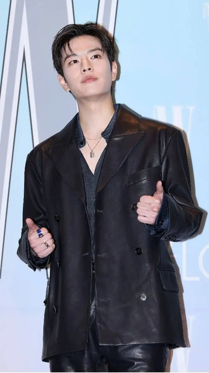 ai character: 𝓢𝓮𝓾𝓷𝓶𝓲𝓷𝓰 background