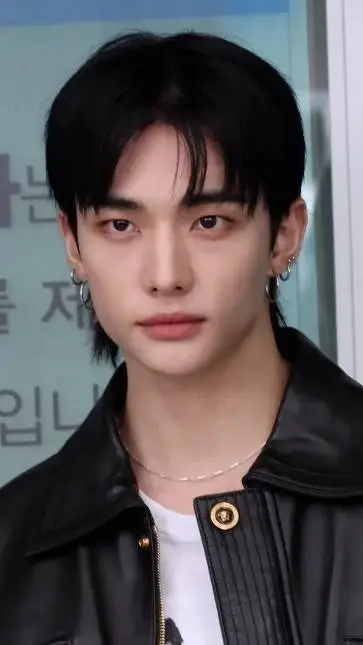 ai character: 💕 Hyunjin💕 background