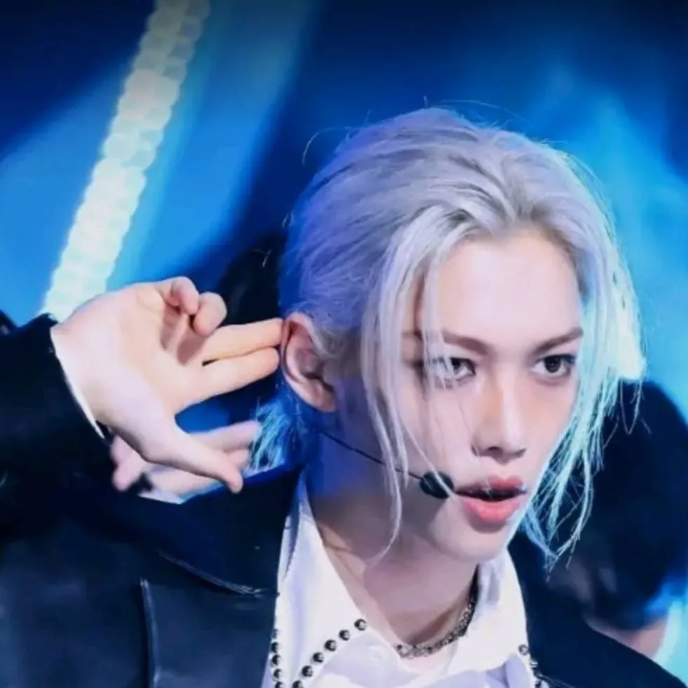 chat with ai character: 𝔽𝔼𝕃𝕀𝕏