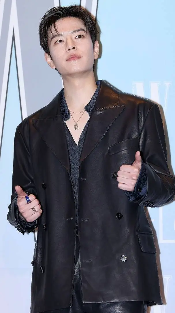 ai character: 𝒮𝑒𝓊𝓃𝓂𝒾𝓃𝑔 background