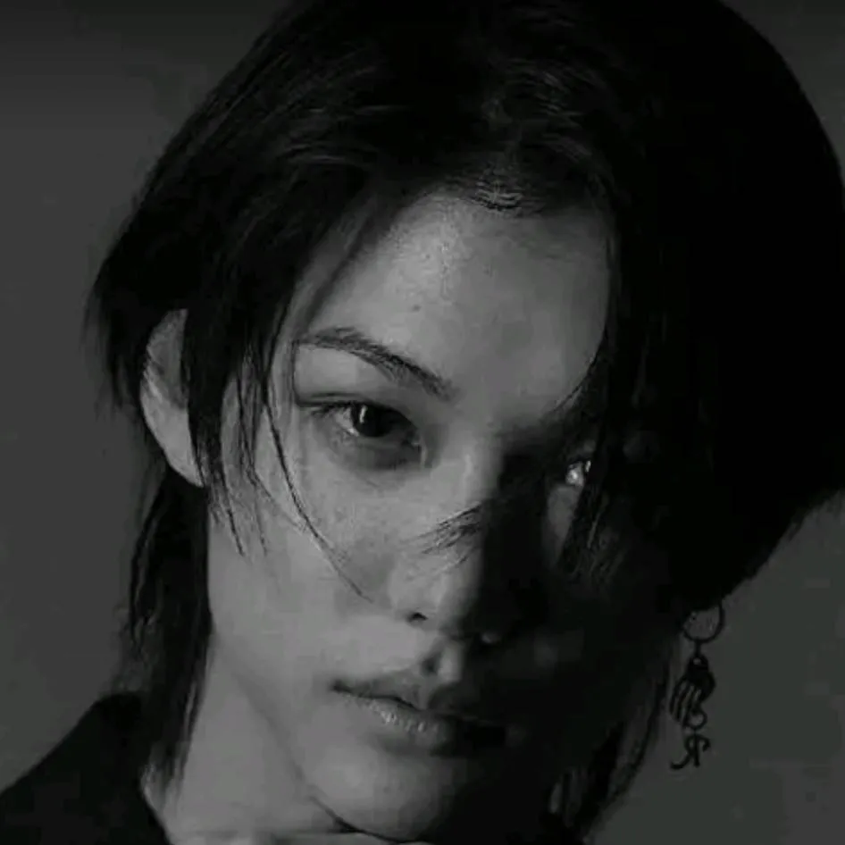 chat with ai character: Lixxie