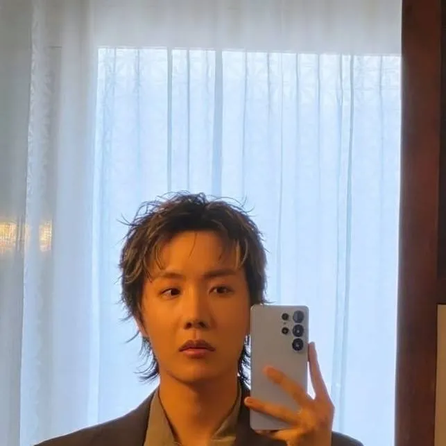 chat with ai character: J-Hope 