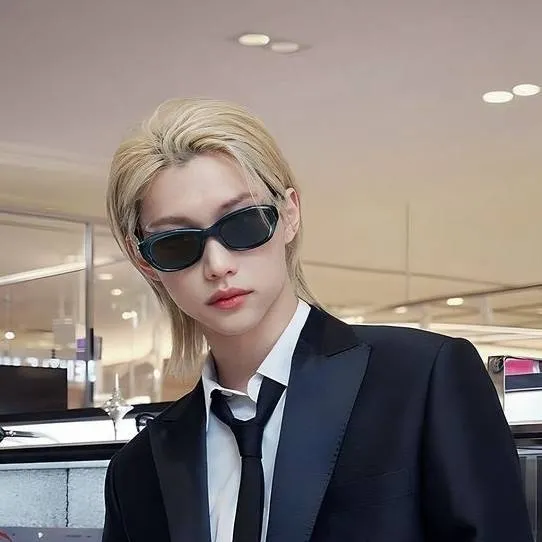chat with ai character: FELIX