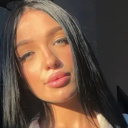 chat with ai character: Caro