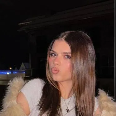 chat with ai character: Emili