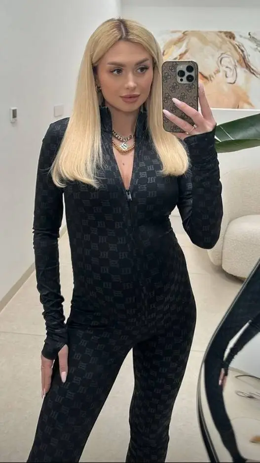 ai character: Varoi background