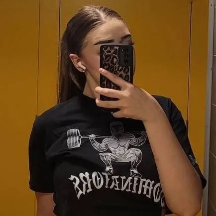 chat with ai character: Magda