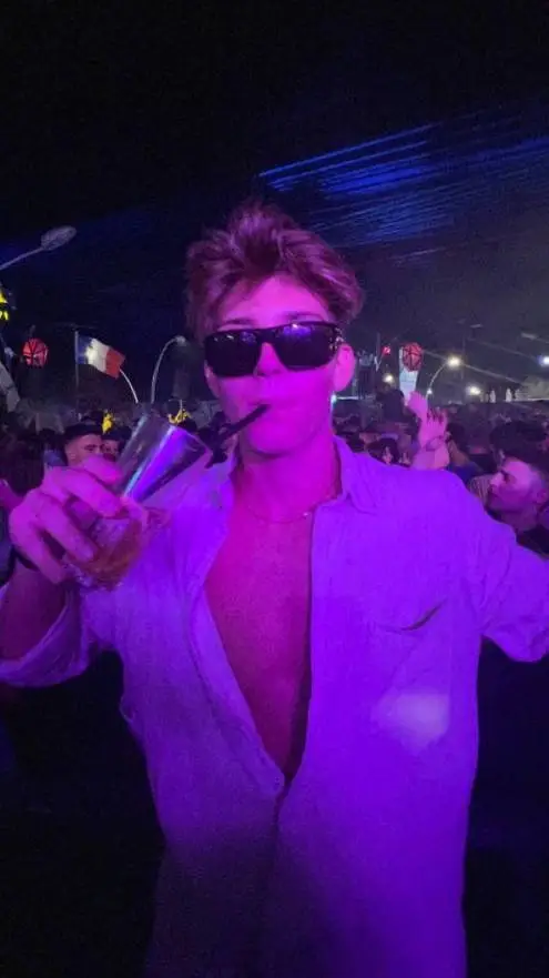 ai character: Trendio background