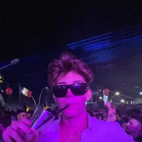 chat with ai character: Trendio