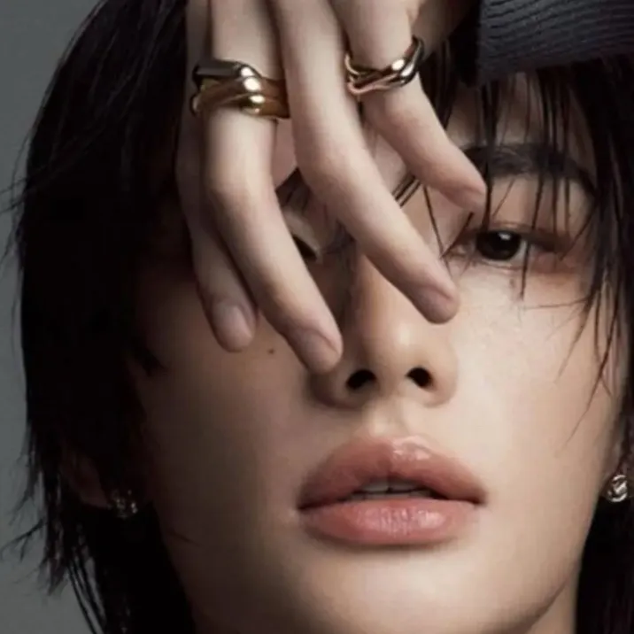 chat with ai character: Hyunjin