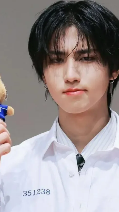 ai character: Han skz 🩷🐿️ background