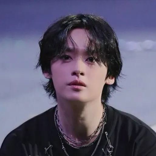 chat with ai character: Lee know 🩷🐰